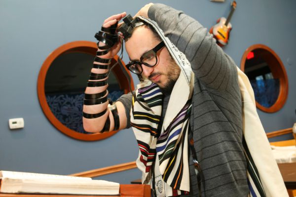 זמר חרדי מוכר חושף: עברתי תקיפה מינית. צפו