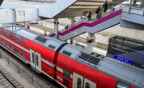 אדם נפגע מרכבת בחדרה: עיכובים בתנועת הרכבות