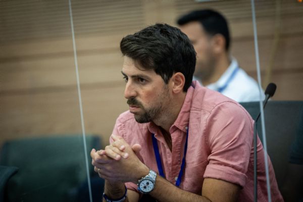 בצעד חריג: הצבא הוציא צו הרחקה לפעיל הר הבית