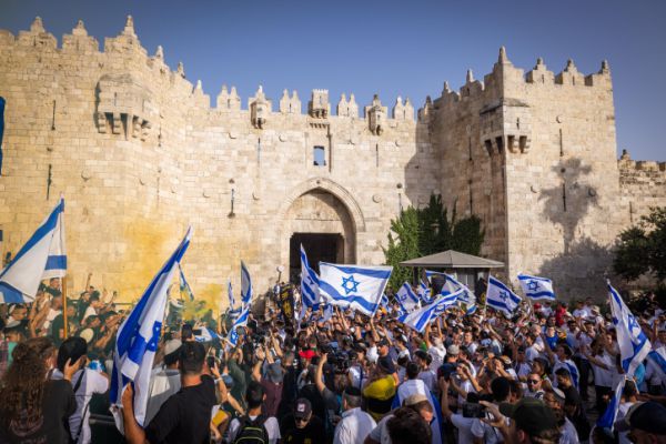 הלל, בגדים וסדר התפילה: הלכות יום ירושלים