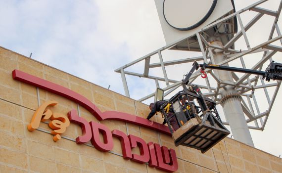 רשת Be נשברת: תציג תמונות נשים בסניף בני ברק