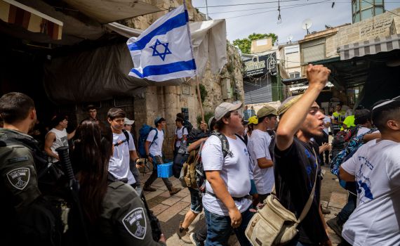 הבעיה עם ריקוד הדגלים היא לא רק האלימות