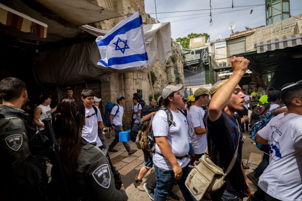 הבעיה עם ריקוד הדגלים היא לא רק האלימות