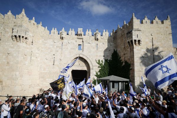 הקומיקאי הישראלי על מצעד הדגלים: "מצעד הזבלים"