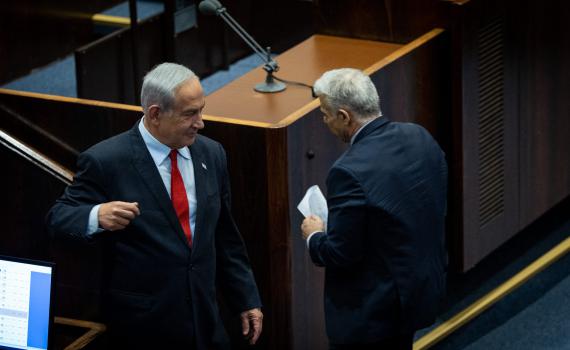 לפיד החליט: לחזק את נתניהו על חשבון בני גנץ