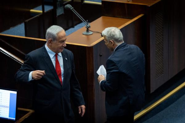 לפיד החליט: לחזק את נתניהו על חשבון בני גנץ