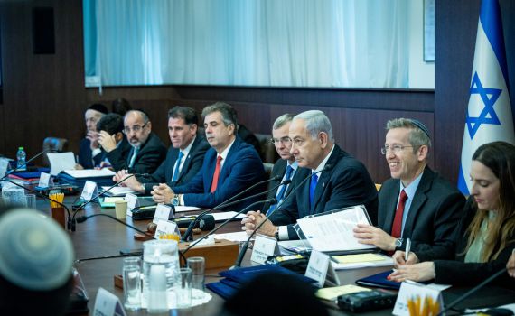 עימות סוער בממשלה: "דילים בחדרים הסגורים"