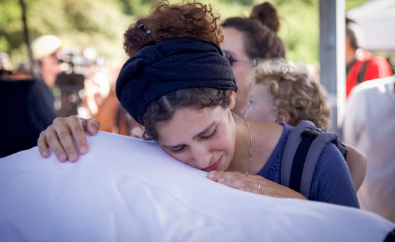 תמונות קורעות לב: ילד בן שנה קובר את אביו