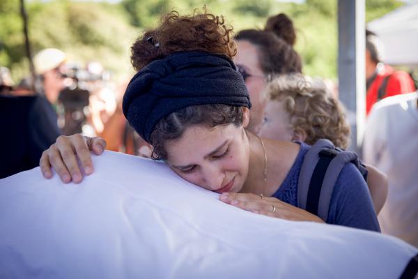 תמונות קורעות לב: ילד בן שנה קובר את אביו
