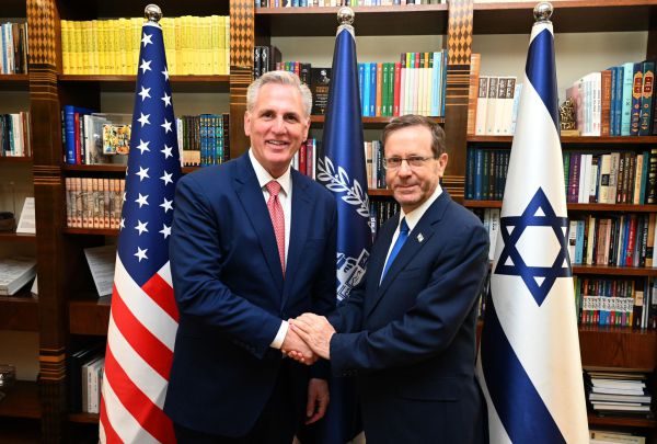 הרצוג נפגש עם מקארת'י: 'רואה אתכם כחברים גדולים'