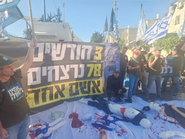 סינוואר מרוצה: הקפלניסטים השתלטו סופית על משפחות החטופים