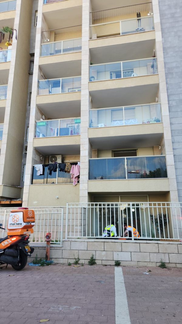 סכנה לחייו: ילד נפל מקומה רביעית באשדוד, מצבו קשה