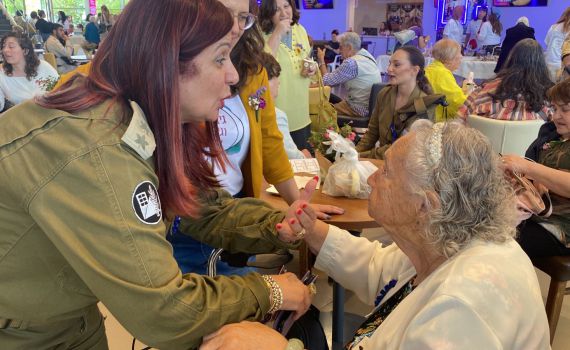 לכבוד יום הניצחון על הנאצים: פינוק מרגש לשורדי השואה