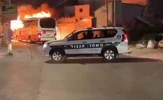 בקת"ב נזרק על ידי פורעים בעיסאוויה והצית אוטובוס