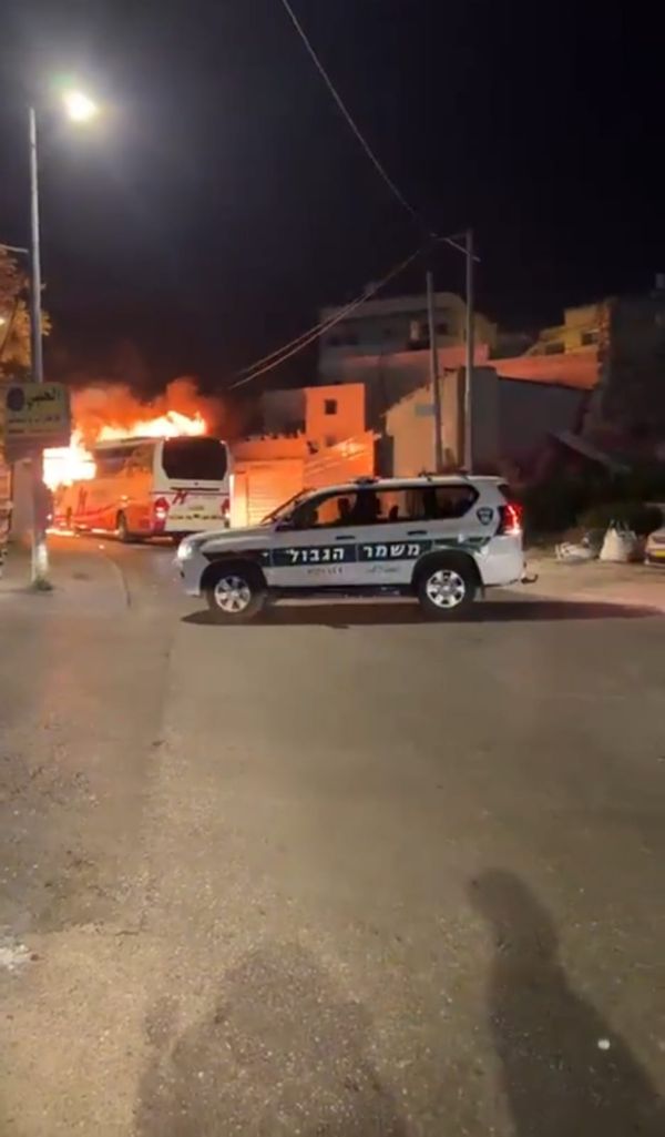 בקת"ב נזרק על ידי פורעים בעיסאוויה והצית אוטובוס