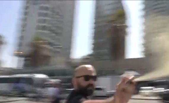 לעיניי המצלמה: צוות ערוץ 13 הותקף בחוף ת"א