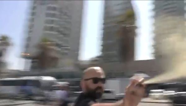 לעיניי המצלמה: צוות ערוץ 13 הותקף בחוף ת"א