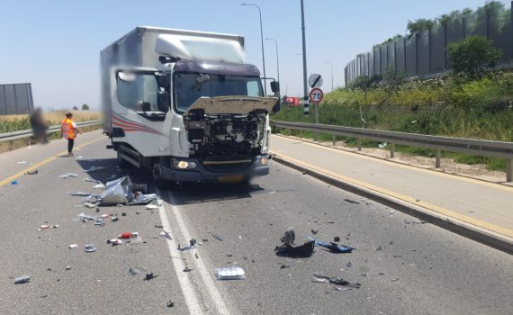 רוכב אופנוע נפגע ממשאית סמוך לבני עי"ש ונפצע אנוש