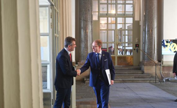 שר החוץ אלי כהן בשוודיה: "פותחים דף חדש"