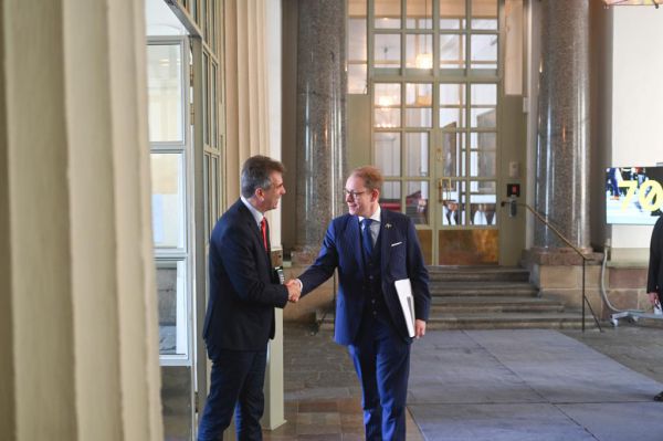 שר החוץ אלי כהן בשוודיה: "פותחים דף חדש"