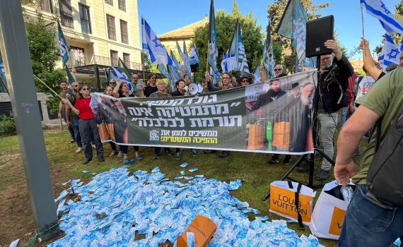 מיצג אנטישמי בהפגנה מול ביתו של גולדקנופף