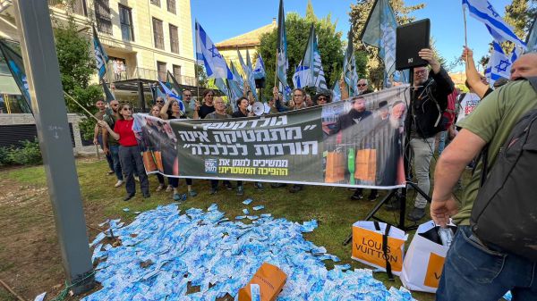 מיצג אנטישמי בהפגנה מול ביתו של גולדקנופף