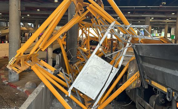 תל אביב: משאית פגעה בגשר, רחוב הירקון נחסם