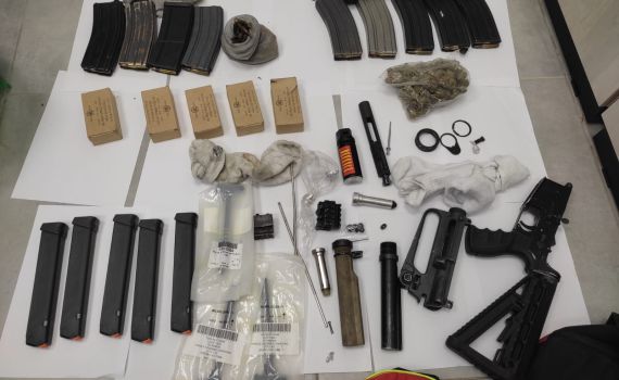 שוטרים ביצעו חיפוש שגרתי וגילו הפתעה בארון הבגדים