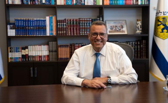 משה ליאון לסרוגים: "הכיפה היא חלק גדול מהניהול שלי"