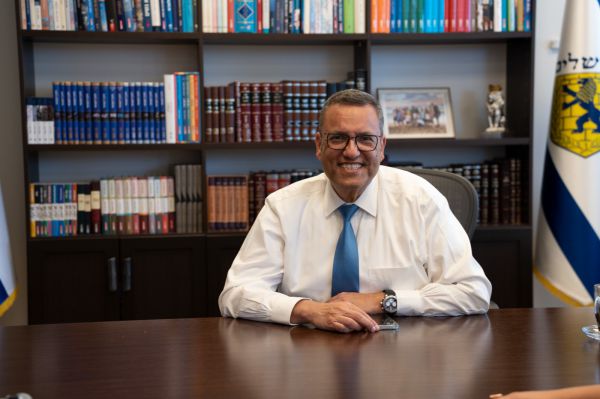 משה ליאון לסרוגים: "הכיפה היא חלק גדול מהניהול שלי"