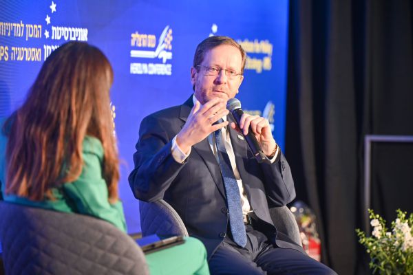 הרצוג: "הדיונים רציניים, אף אחד לא גורר רגליים"