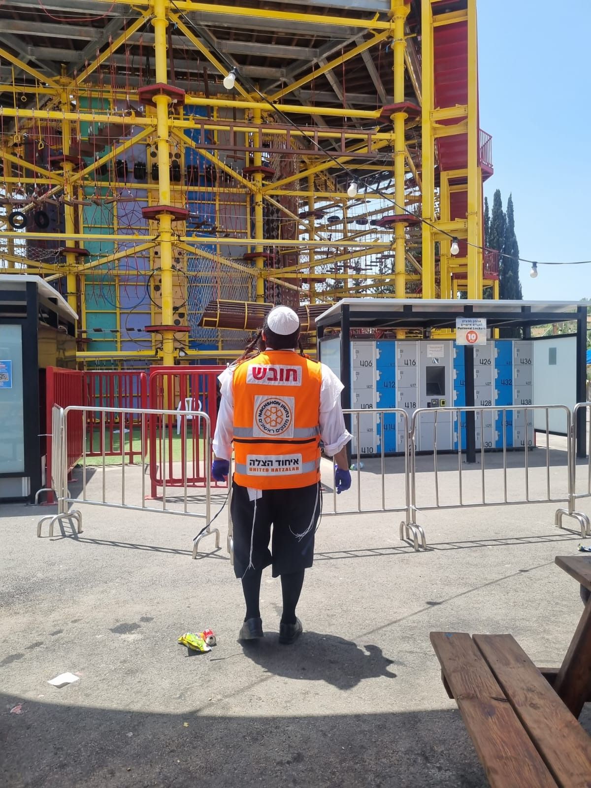 אסון בקרית ענבים: בת 13 נפלה מגובה רב- מצבה קשה