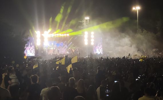 על אף האזהרות: ירי זיקוקים בטקס הנפת הגביע