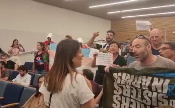 חופש ביטוי? שמחה רוטמן התקבל באלימות בת"א. צפו