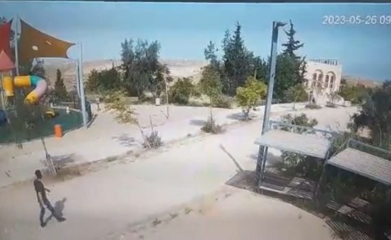 ניסיון הפיגוע בטנא: המחבל צולם חמוש ליד גן ילדים