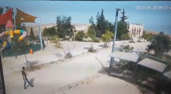 ניסיון הפיגוע בטנא: המחבל צולם חמוש ליד גן ילדים