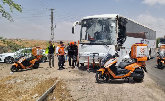 משאית פגעה באוטובוס ביד מרדכי, 27 פצועים במקום