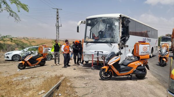 משאית פגעה באוטובוס ביד מרדכי, 27 פצועים במקום