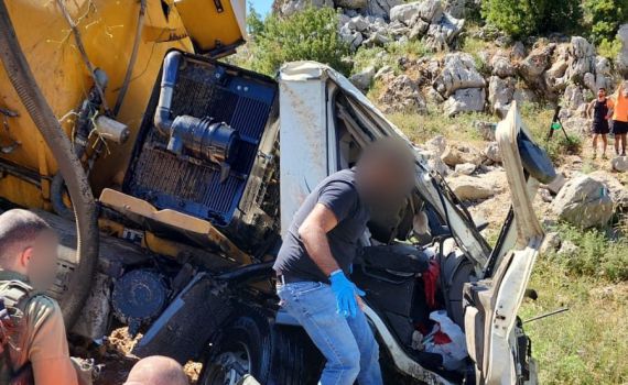 משאית התהפכה במג'דל שמס, פצוע במקום