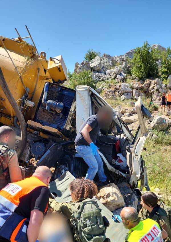 משאית התהפכה במג'דל שמס, פצוע במקום