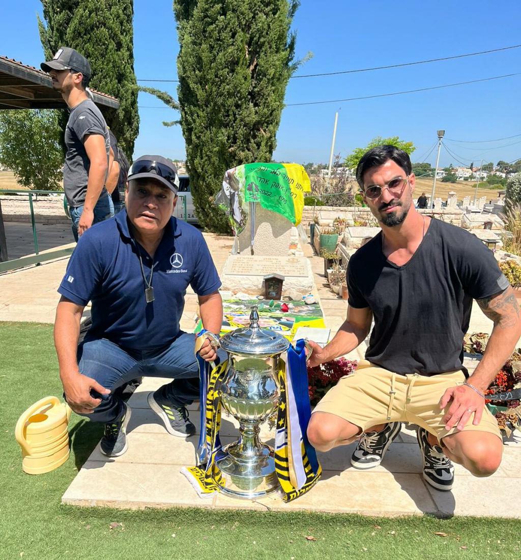 מרגש: קפטן בית"ר הביא את הגביע לקבר הקצין שנפל