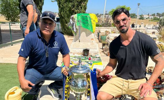 מרגש: קפטן בית"ר הביא את הגביע לקבר הקצין שנפל