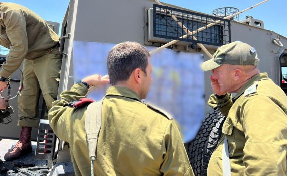 צה"ל במרדף: מפקדי הגזרה מובילים את המצוד למחבל