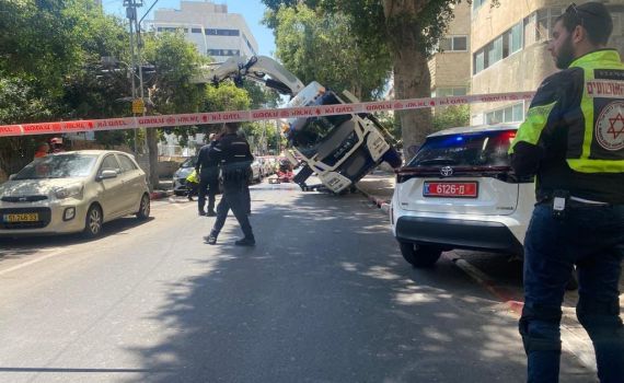 אסון בת"א: גבר נהרג לאחר שנלכד במנוף שהתהפך