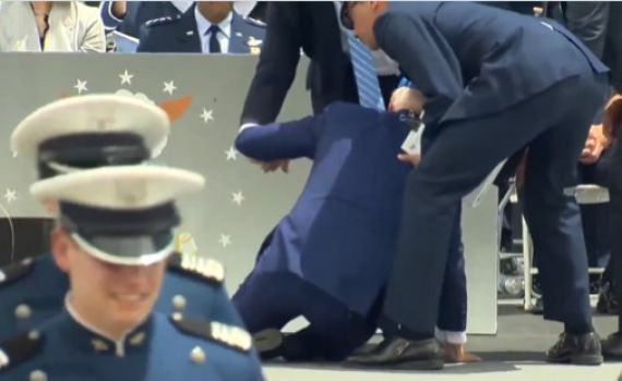 שוב: ביידן נפל במהלך אירוע רשמי בארה"ב | תיעוד