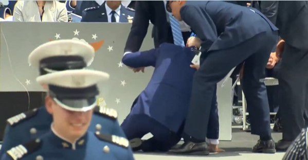 שוב: ביידן נפל במהלך אירוע רשמי בארה"ב | תיעוד