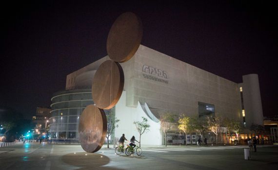 הלב שלו חופשי: אחרי 17 שנה זה הזמר שחוזר להבימה