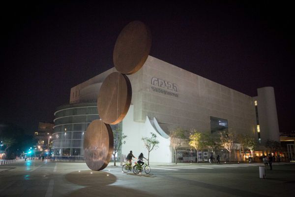 הלב שלו חופשי: אחרי 17 שנה זה הזמר שחוזר להבימה