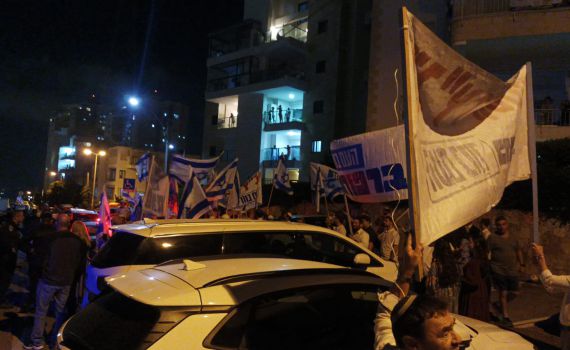 זו ההפתעה שקיבלו מפגיני השמאל מול ביתו של קלנר