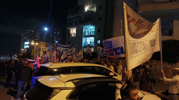 זו ההפתעה שקיבלו מפגיני השמאל מול ביתו של קלנר